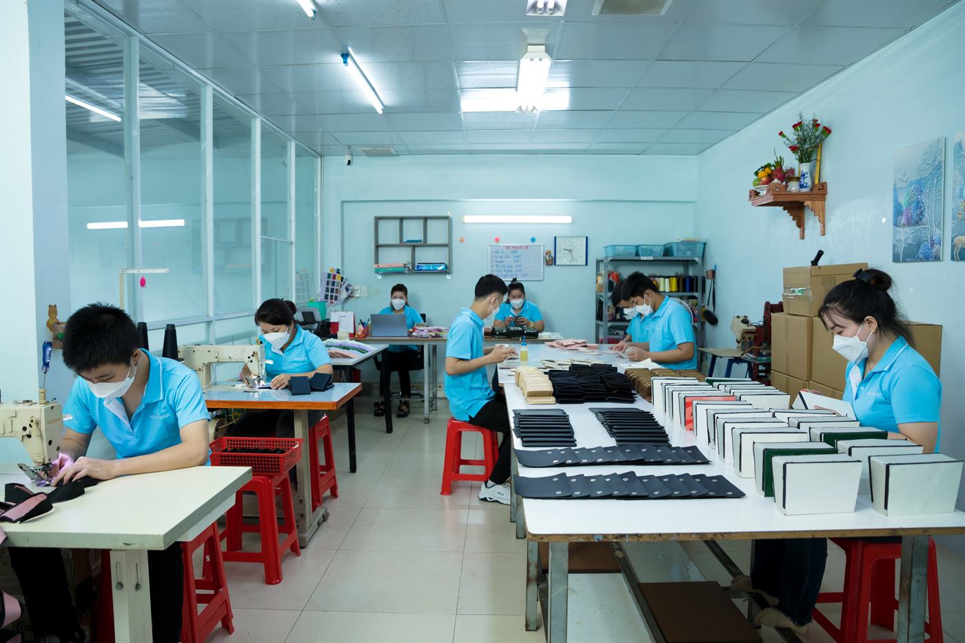 Finishing workbenches in the Hoang Nhat workshop